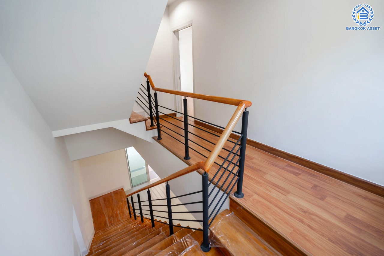 บ้านมือสองตกแต่งใหม่ ม.วิสต้าปาร์ค แจ้งวัฒนะ ทาวน์โฮม 3 ชั้น บนเนื้อที่ 22.8 ตร.ว. ฟังก์ชัน 3 ห้องนอน 3 ห้องน้ำ Master Bedroom เชื่อมต่อ Walk in Closet พร้อม Built-in ตู้เสื้อผ้าดีไซน์เรียบหรู บนทำเลโซนเมือง ใกล้ทางด่วน และเซ็นทรัลแจ้งวัฒนะ และเพียง 10 นาทีถึง รถไฟฟ้า "สถานีศูนย์ราชการนนทบุรี"